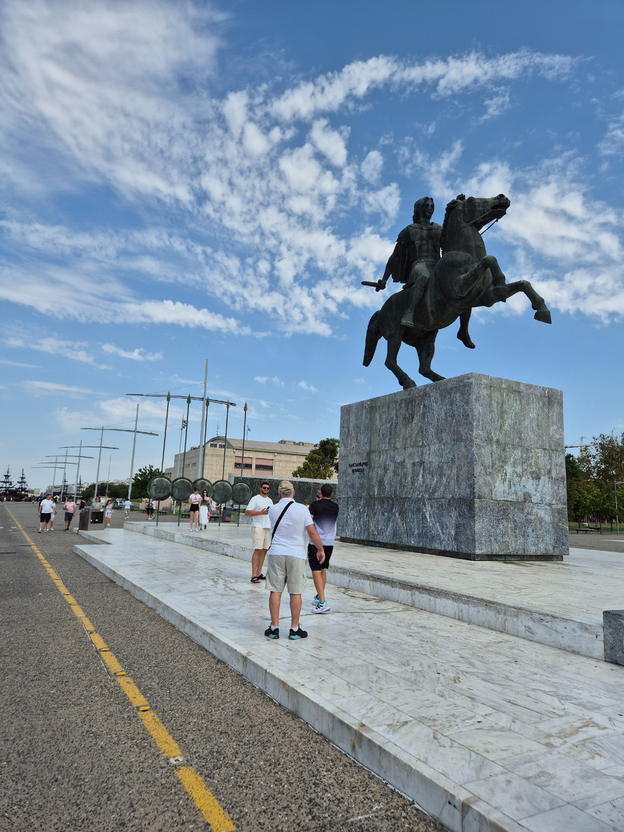 Муж поймал автора скульптуры на историческом несоответствии - не скакали, говорит, в те времена с мечами.