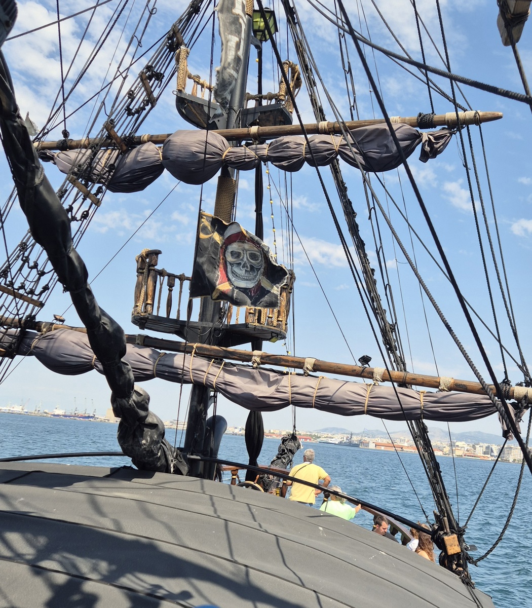 Флаг с черепом, все как положено.