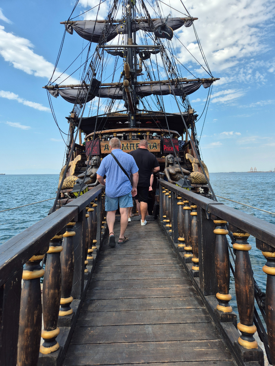 Садимся на корабль.