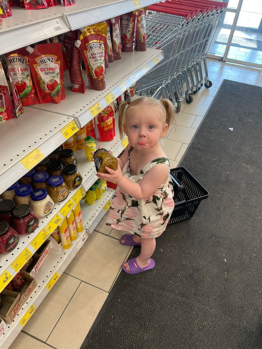 Софийка помогает закупаться продуктами