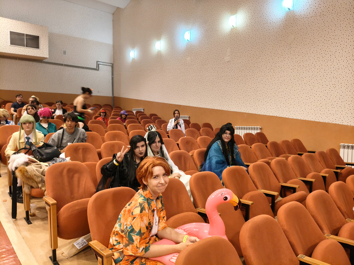 Некоторые авторитетные девочки старшего школьного или студенческого возраста на меня просто взяли зуб и сочли психованнной истеричкой, но это у них потом прошло. 