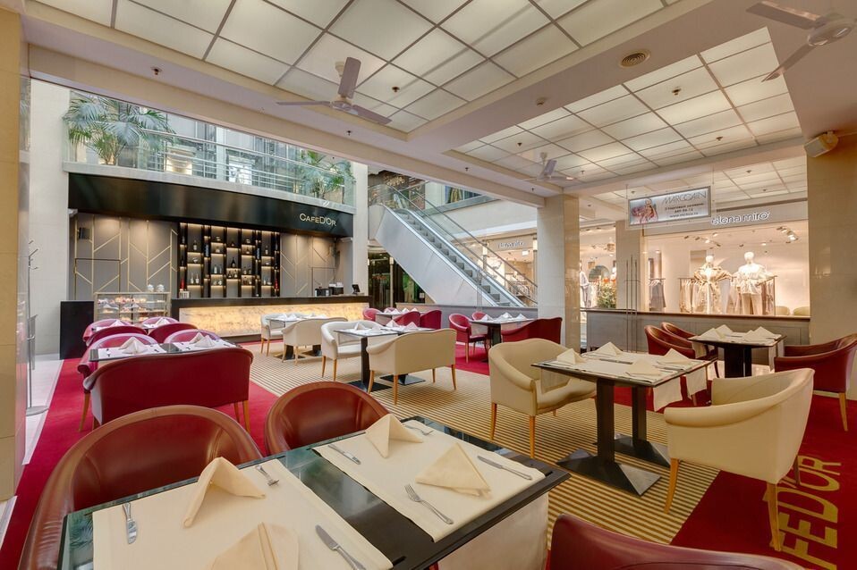 На фото кейс компании Wilart - мебель в кафе "D`or".