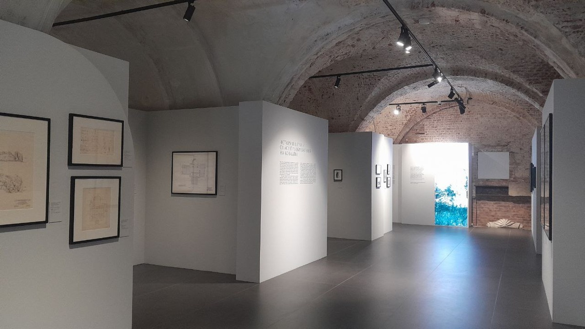 Обстановка "Руины", как нельзя лучше подходит для этой выставки