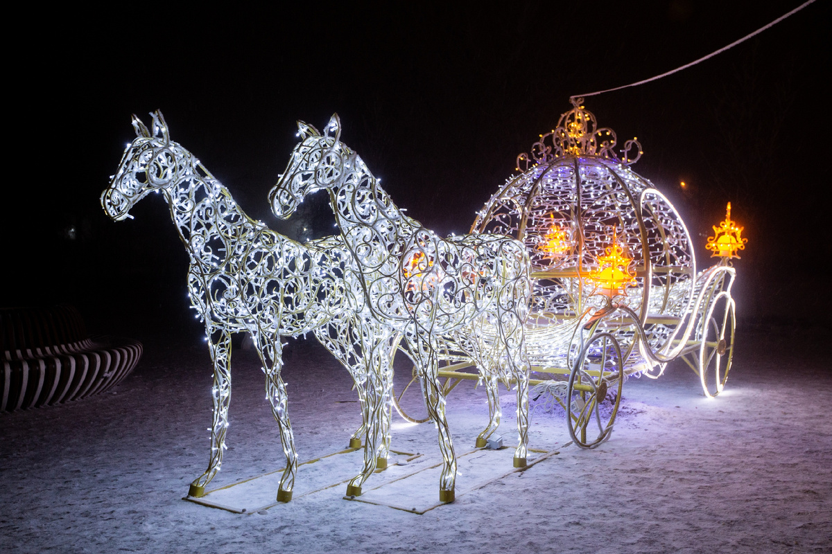 Волгоградская компания «Сад радости» продолжает покорять зарубежные рынки благодаря получению сертификатов «Сделано в России» по направлению «Уникальность» от Российского экспортного центра (РЭЦ, Группа ВЭБ). Специализируясь на декоративных элементах для парков и садов, компания производит световые фигуры из металла и уличную мебель из композита, которые уже завоевали популярность как в России, так и за рубежом.