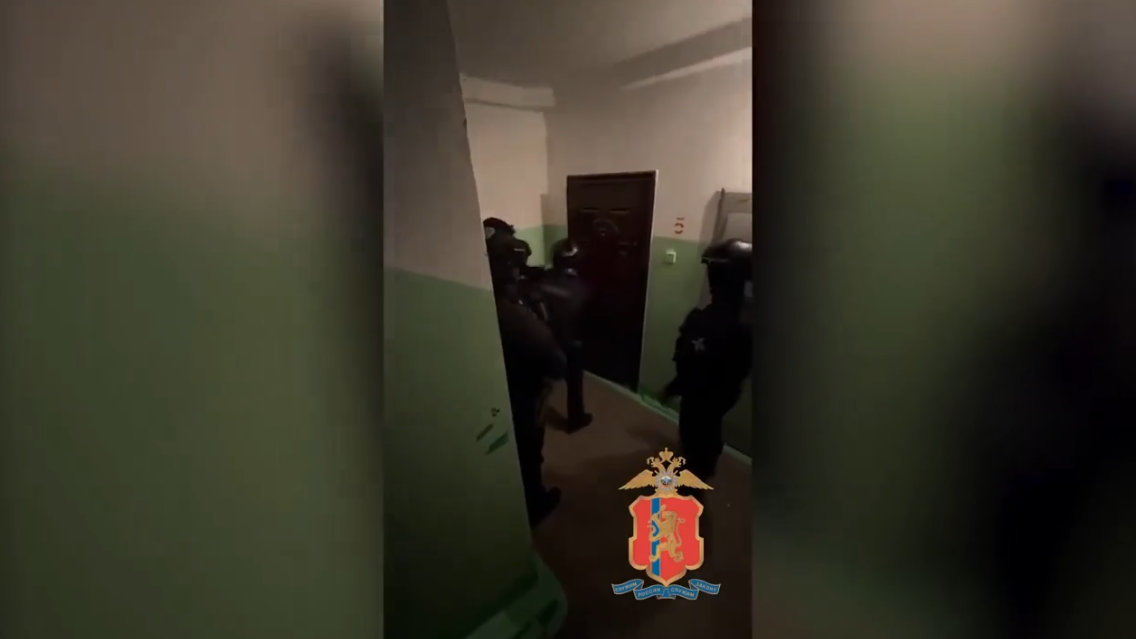     В Красноярске задержали двух парней, избивших водителя и прохожего