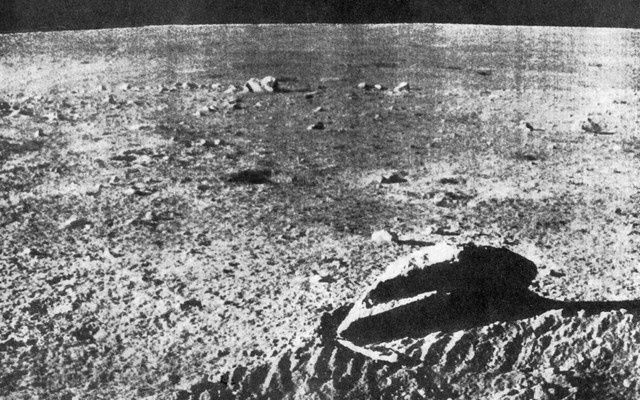 Камневидное образование на Луне. 