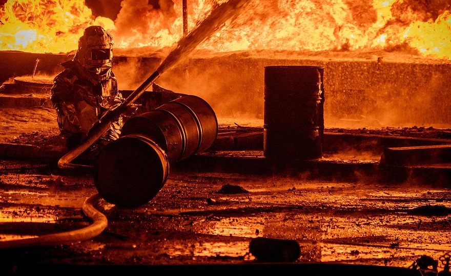 Россия вновь ударила по азербайджанской нефтебазе. Пожар на ней продолжался всю ночь