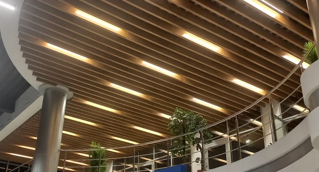 Кубообразные потолки в автосалоне