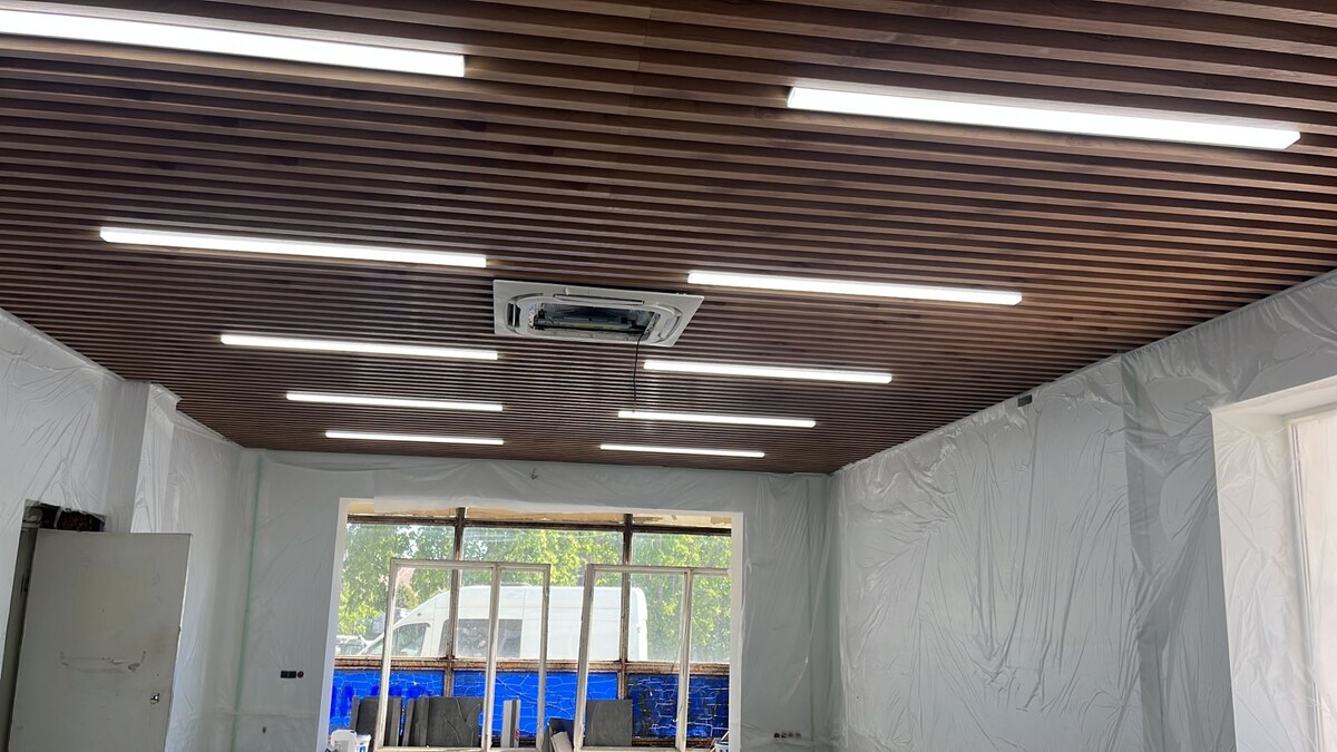 Кубообразные потолки в магазине