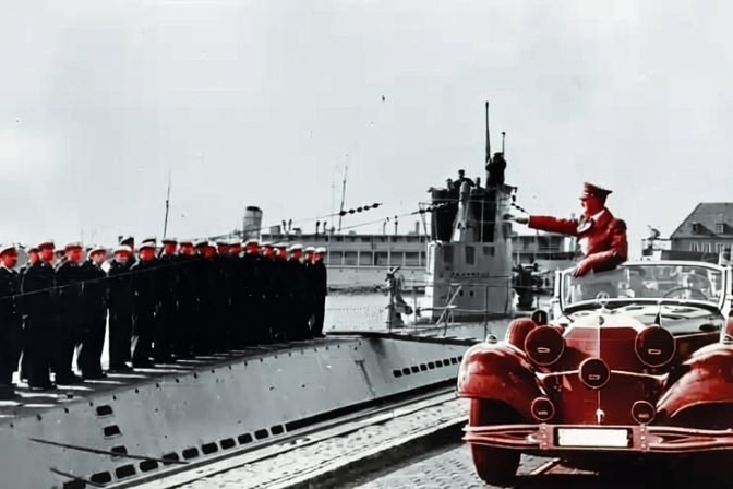 Адольф Гитлер осматривает подводную лодку и экипаж на базе Кригсмарине в сентябре 1940 года