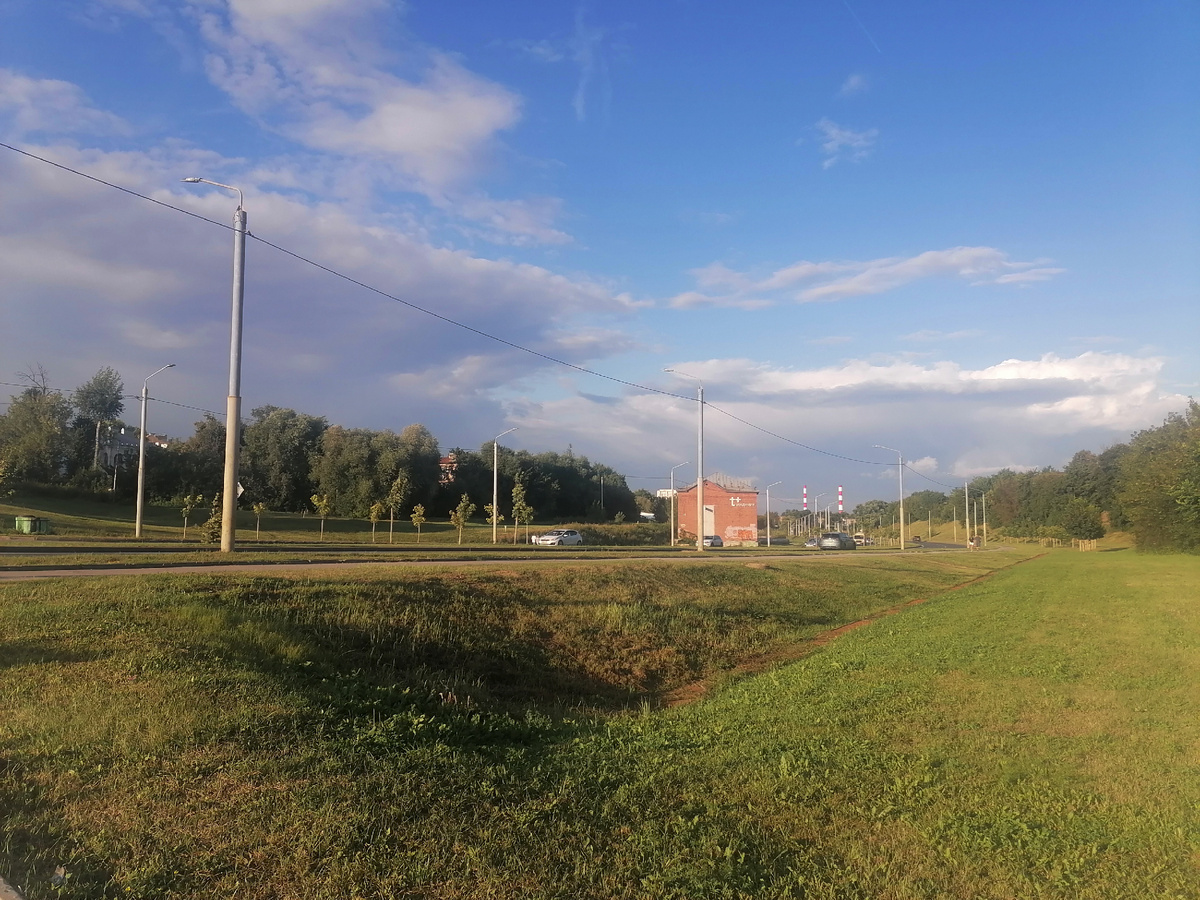 Красивое место, где ждали такси. И не подумаешь, что в нескольких минутах ходьбы - центр города 