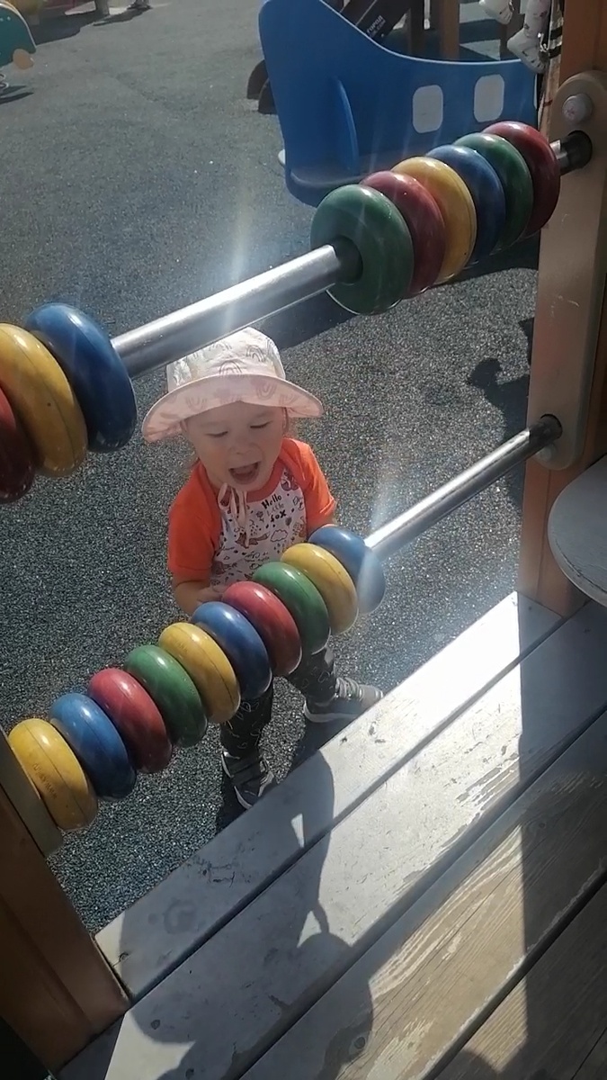 Играет на детской площадке в свои любимые колечки. Утаскивали с площадки с орами 🤣