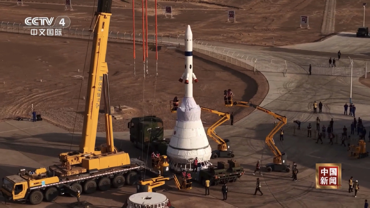 Двигательная установка САС на вершине корпуса корабля Mengzhou