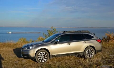 Outback карабкался по гравийной дороге 