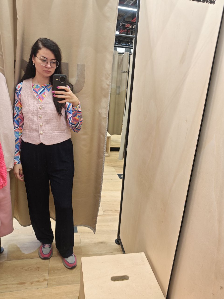 Фото неделю назад в магазинной примерочной. Ну что, дадите мне почти 70 кг?? Да, я ношу размер L, но я регулярно занимаюсь спортом и я себе определённо нравлюсь.