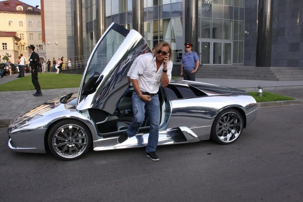 Если Григорий ездит на автомобиле, то на таком, чтобы все оборачивались