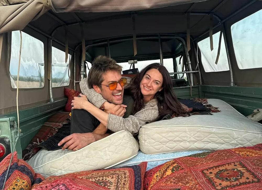    Лукас Браво из “Эмили в Париже” показал редкие фото с возлюбленной Шейлин Вудли