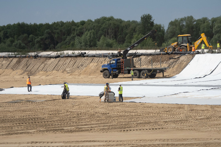    Завершается рекультивация иловых полей по нацпроекту «Экологическое благополучие». В 2025-м пошел последний транш в 1 млрд рублей, а общий объем финансирования за четыре года реализации проекта составил 8 млрд рублей.   
Фото: «БИЗНЕС Online»