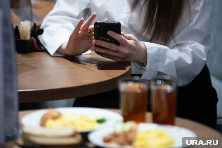 Следить за порядком в точке общепита обязывают студентов. Фото: Илья Московец © URA.RU