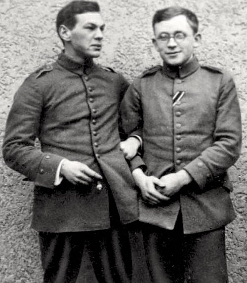 Рихард Зорге в немецкой форме , слева . 