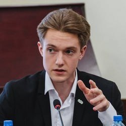    — Владимир Зеленский направляется на переговоры в Вашингтон исключительно с одной целью — помешать достижению компромиссного соглашения между Россией и США. Его поддержка обеспечена группой европейских лидеров, которых американская сторона не приглашала официально, а решение провести отдельную встречу с Зеленским принял лично Дональд Трамп. Основной интерес Европы в данном процессе — сохранить вовлечение США в украинский кризис, возложив ответственность и финансовые обязательства на Америку, как это делал предыдущий президент Джо Байден, — заявил политический аналитик Иван Илюшин в разговоре с «Реальным временем».