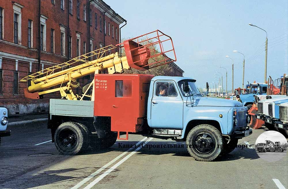 Телескопическая вышка ТВГ-15Н на шасси ГАЗ-52-01 на весеннем смотре коммунальной техники в Нижнем Новгороде