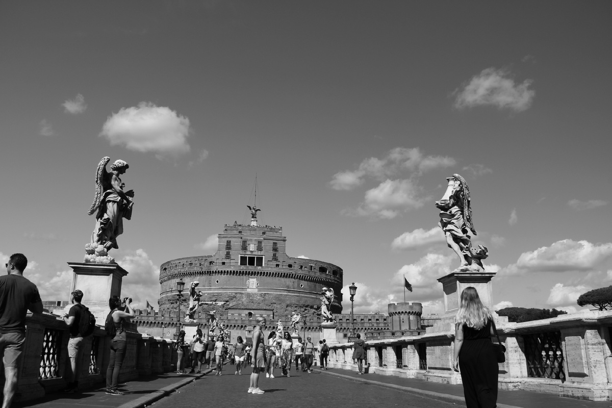 Мост со скульптурами, ведущий в замок