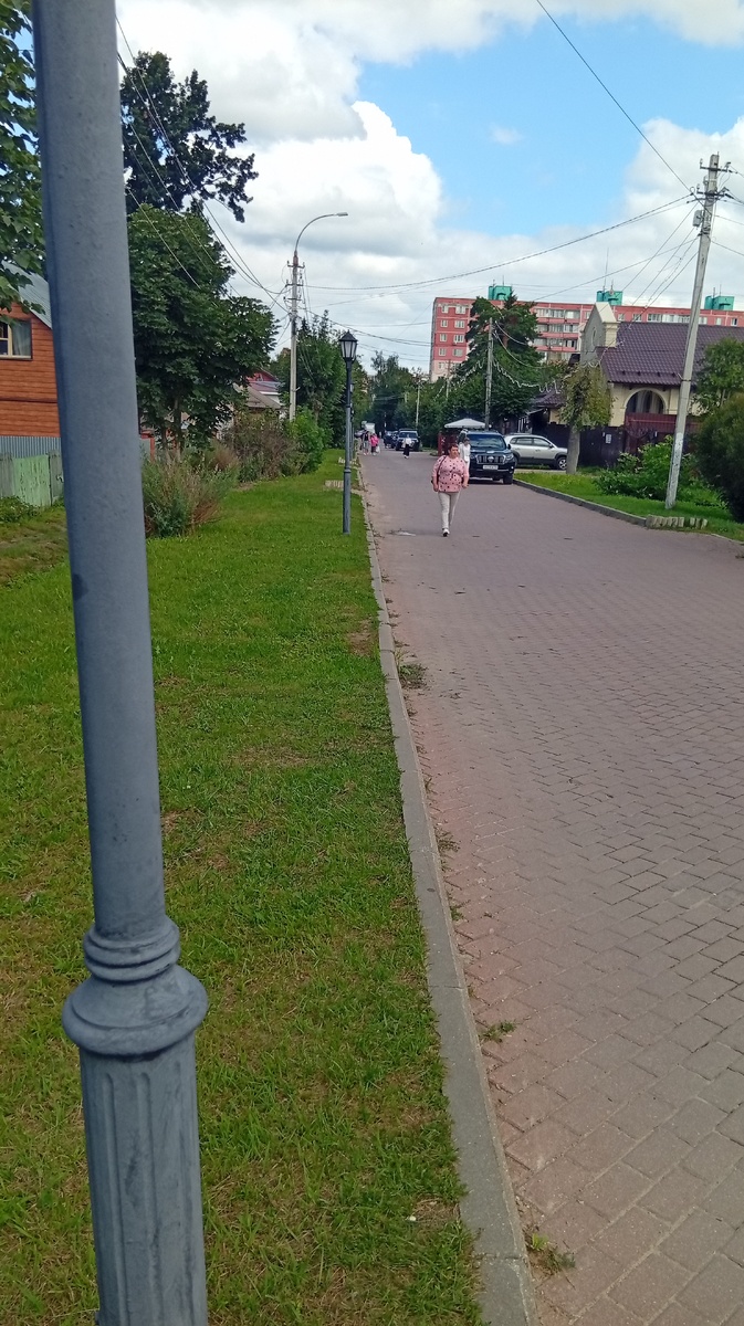 Кропоткинская в части "условно пешеходной". Фото из личного архива автора.