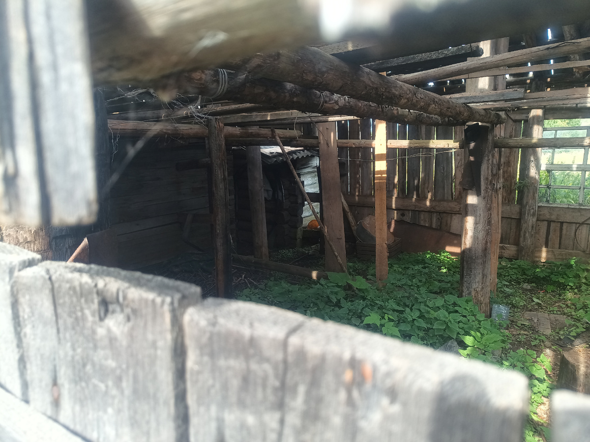 Щель в которую я заглянул, в надежде как-то понять, что происходит!! ... Фото сделал на следующий день после происшествия.