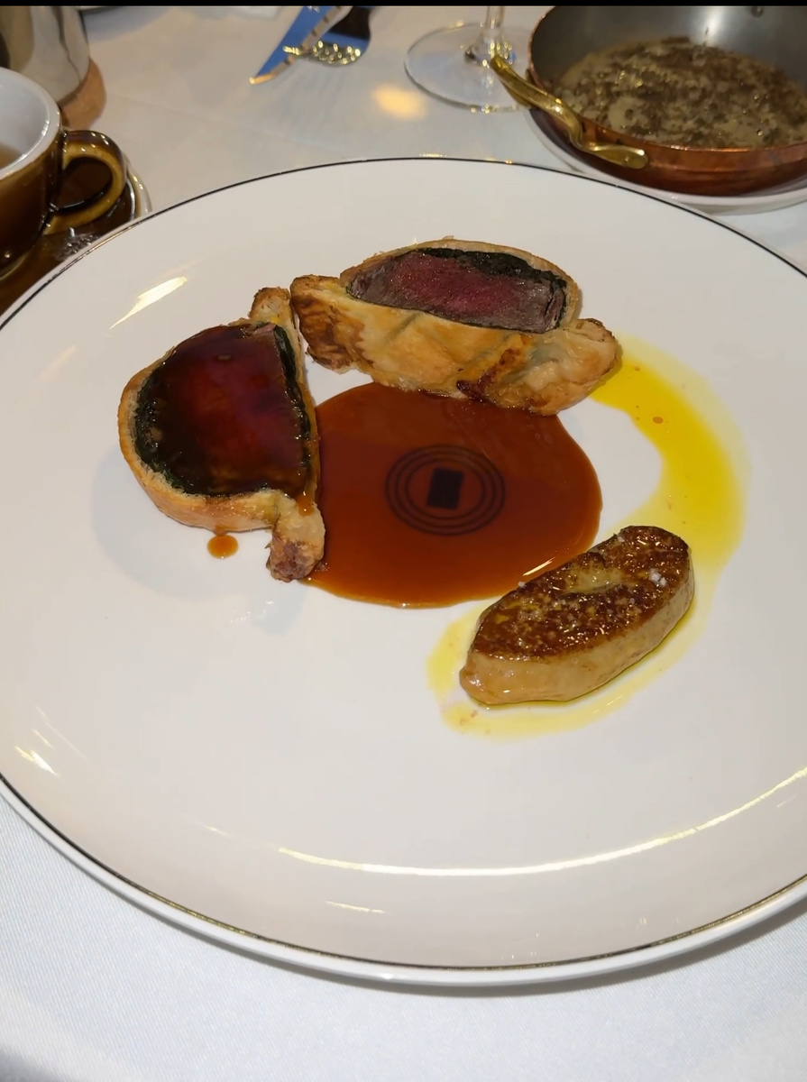 Биф Веллингтон с фуа-гра и соусом жю 