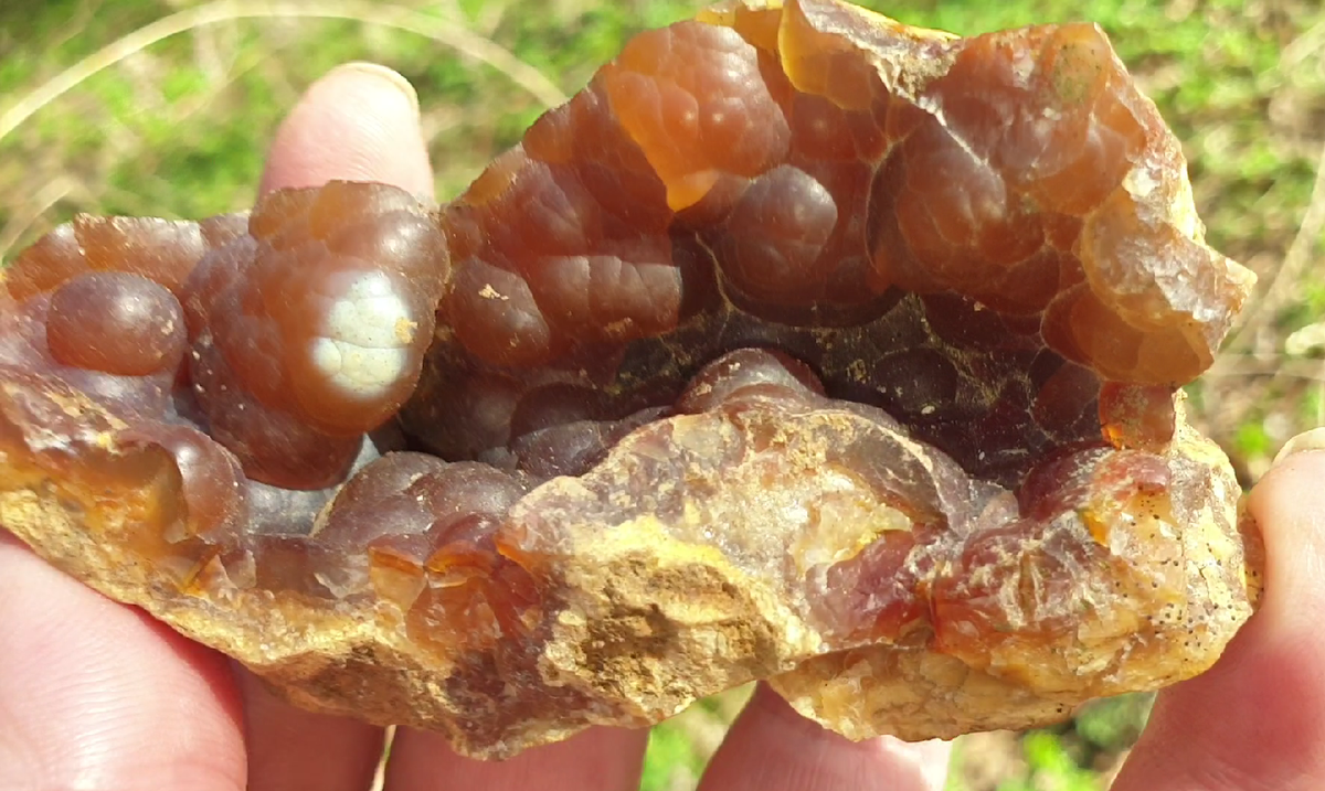 Стенка халцедоновой жеоды. Фото автора