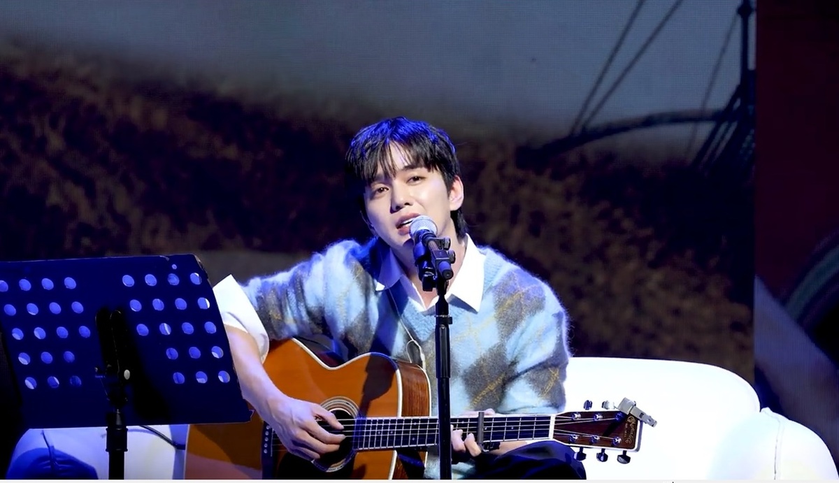 Он не фанат пения, Но раз так этого хотят, три месяца занимался вокалом,  специально чтобы спеть 2 песни.