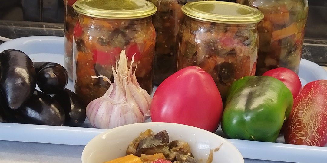 Рецепт простой, но вкусной закуски из баклажанов.