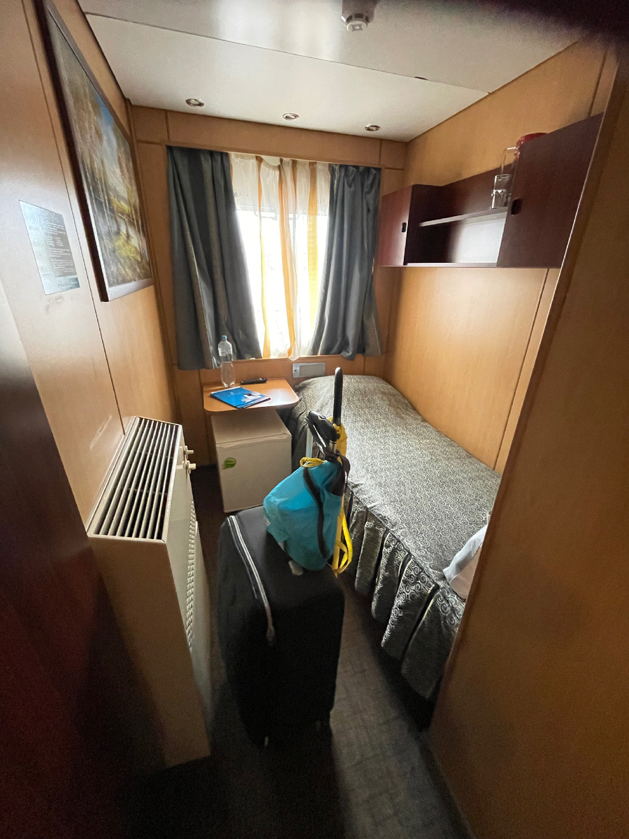 Вот. Тут поместился только мой чемодан. Кстати, он среднего размера, чуть больше ручной клади.