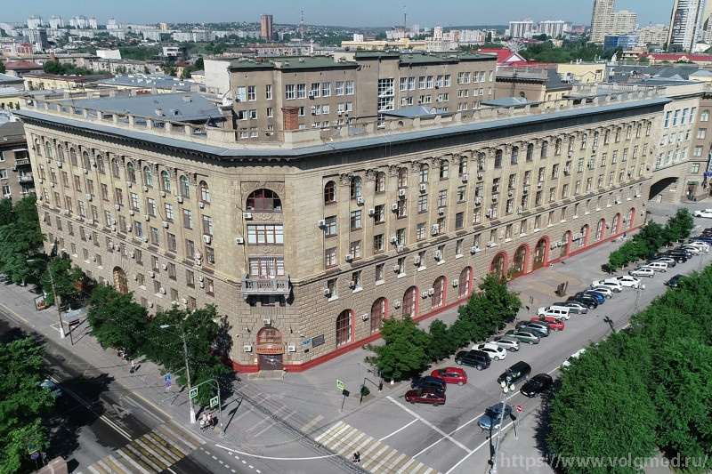 Вид на главный корпус ВолгГМУ, 2020. Фото взято с официального сайта университета