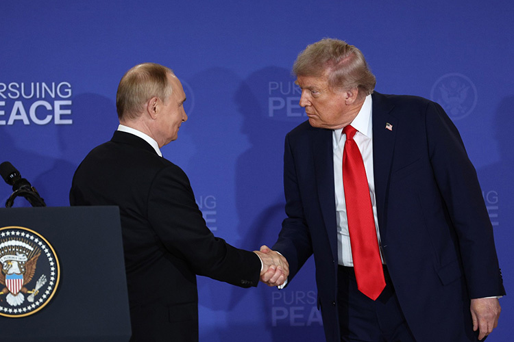    По итогам недавней встречи с Путиным в конце прошлой недели Трамп якобы заявил европейским лидерам, что США более чем когда-либо готовы предоставить прямые гарантии безопасности Украине.   
Фото: © President of Russia Office apai / Keystone Press Agency / www.globallookpress.com