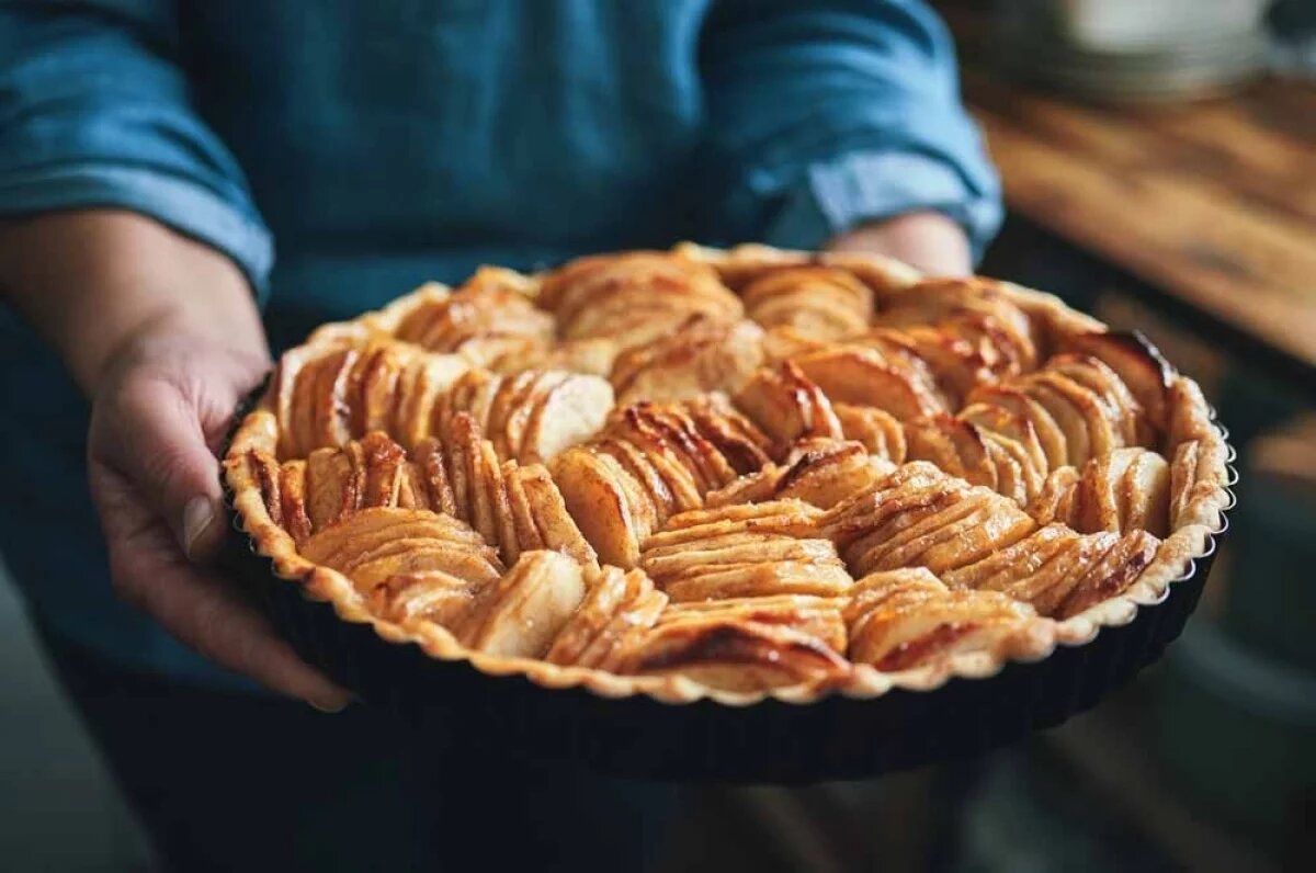    Готовить яблочные пироги несложно, их огромное количество.