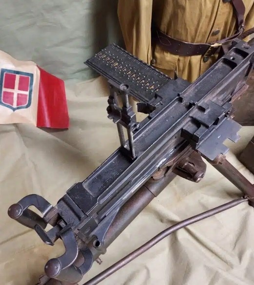 Видна металлическая лента питания