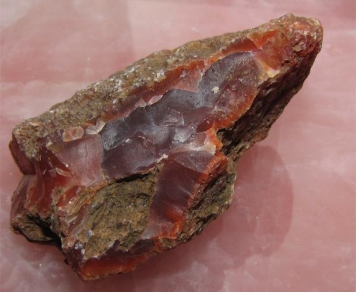 Сердолик в породе.