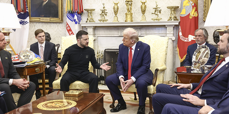    Белый дом уточнял, наденет ли Зеленский костюм на встречу с Трампом