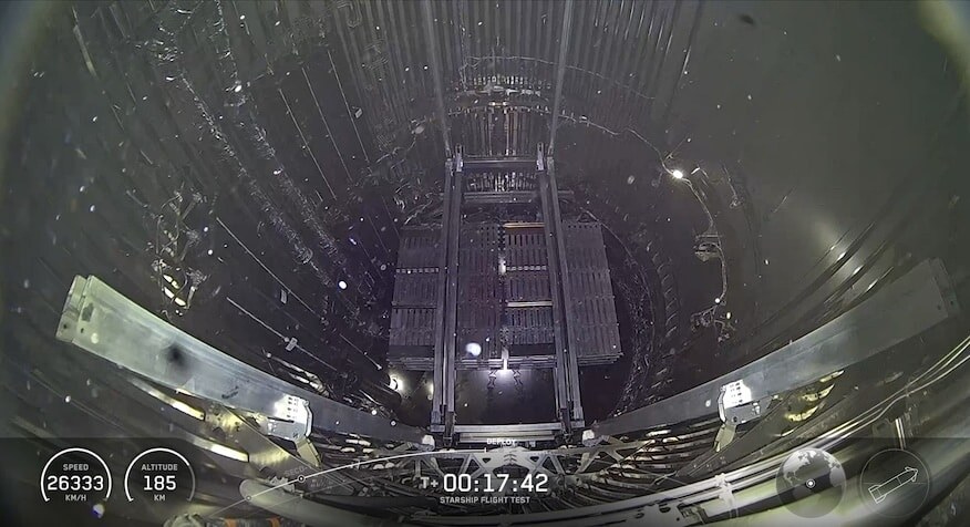    Капли жидкого метана в отсеке полезной нагрузки Starship во время девятого испытательного полета в мае. В норме топливо, конечно, не должно летать таким образом  / © SpaceX