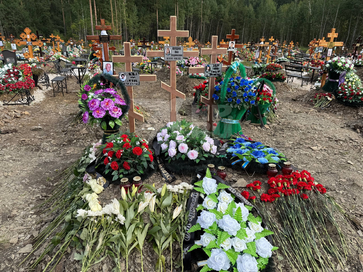 Могилу усыпали цветами