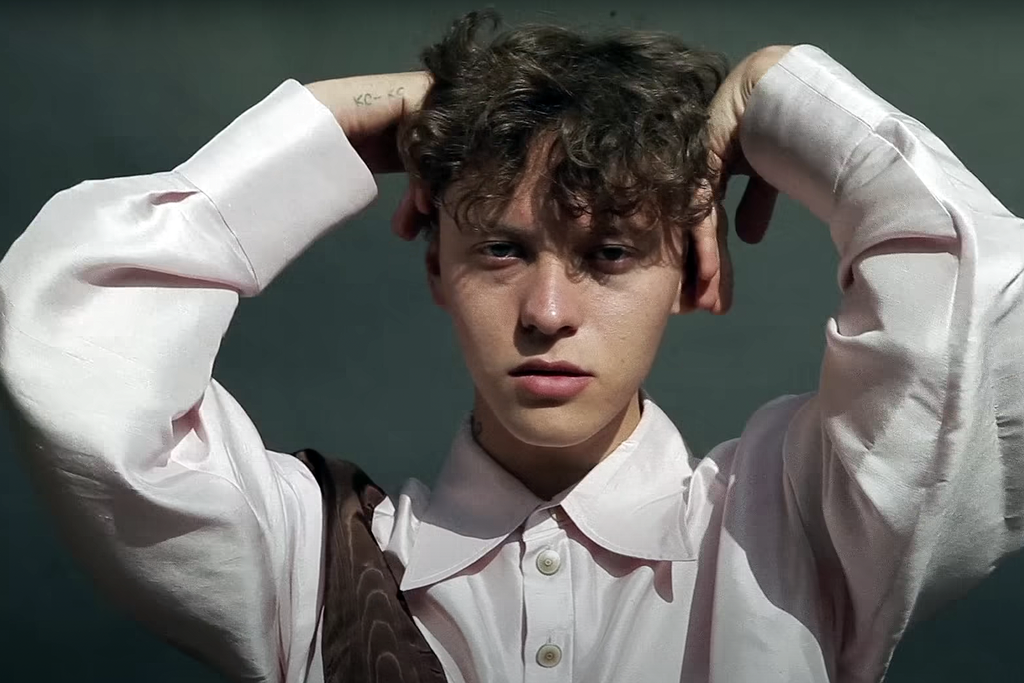    Фото © YouTube / SharlotVEVO