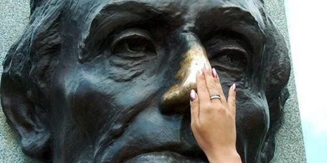 В каком случае уместно трогать культурные памятники?