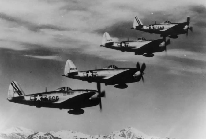 Истребители 12-й воздушной армии США P-47D Thunderbolt в модификации Bubbletop Republic летят в строю над Аппенинскими горами в Италии