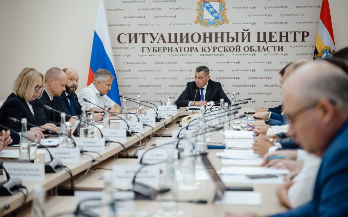    Хинштейн резко раскритиковал подрядчиков за некачественный ремонт жилья в Льгове Фото: телеграм-канал Александра Хинштейна