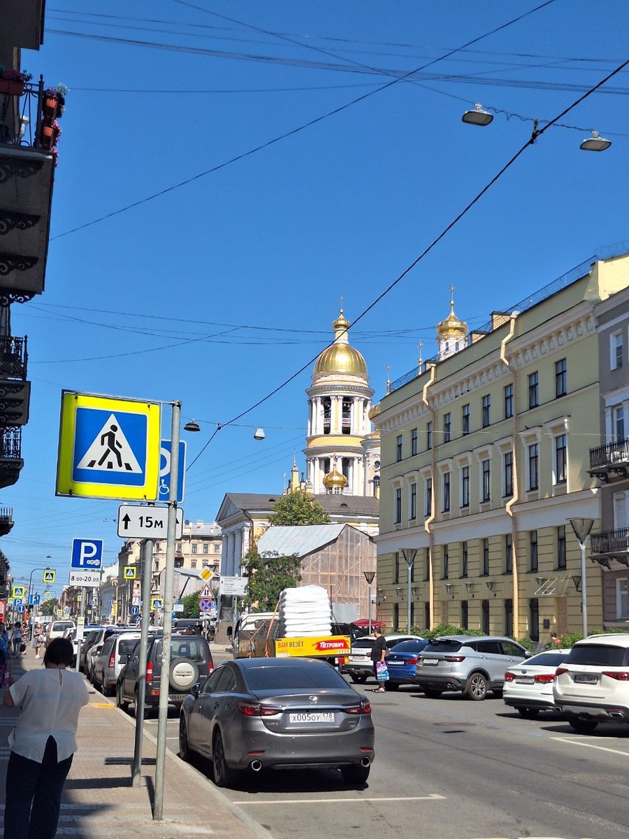 Развитие рынка гостиничных услуг в Санкт‑Петербурге является стратегической задачей и предусмотрено Стратегией социально-экономического развития Санкт‑Петербурга на период до 2035 года, утвержденной Законом Санкт‑Петербурга от 19.12.2018 № 771-164.

Санкт-Петербург входит в число регионов-лидеров Российской Федерации по количеству отелей и качеству гостиничного обслуживания.

В 2018 году в городе введена обязательная классификация средств размещения на присвоение звездности в связи с чемпионатом мира по футболу.

В настоящее время в федеральной государственной системе «Гостеприимство» Федеральной службы по аккредитации зарегистрировано 1249 средств размещения Санкт-Петербурга со статусом «действует» с общим номерным фондом 58 тыс. номеров.

Федеральный закон ФЗ-436 от 30.11.2024 г. «О внесении изменений в ФЗ «Об основах туристской деятельности» с 2025 года устанавливает изменения в системе классификации средств размещения.

Введены 4 типа средств размещения: гостиница, санаторий, база отдыха и кемпинг. К гостиницам относятся пансионаты, загородные отели, хостелы, комплексы апартаментов, апарт-отели, модульные отели и пр. Глэмпинги относятся к базам отдыха.

ФЗ-436 дает новое определение, что такое средство размещения. Это имущественный комплекс, включающий в себя здание (часть здания) или строение, сооружение, помещение, участок земли, оборудование или иное имущество, используемое для временного проживания физических лиц.

По-прежнему, к средствам размещения не относятся жилые помещения: квартиры и гостевые дома.

Что касается комплексов апартаментов и апарт-отелей, с 1 января 2025 года для прохождения классификации здание должно быть с отдельным входом и находиться под единым управлением юридического лица или индивидуального предпринимателя (УК). Также, должны быть выполнены все требования к гостиницам, в зависимости от категории (звездности).

Подробнее: https://prohotel.ru/news-224041/0/