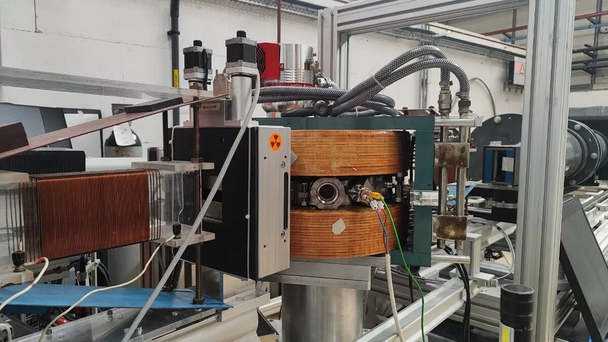 Компактная камера импульсного лазерного осаждения, интегрированная в нейтронный рефлектометр