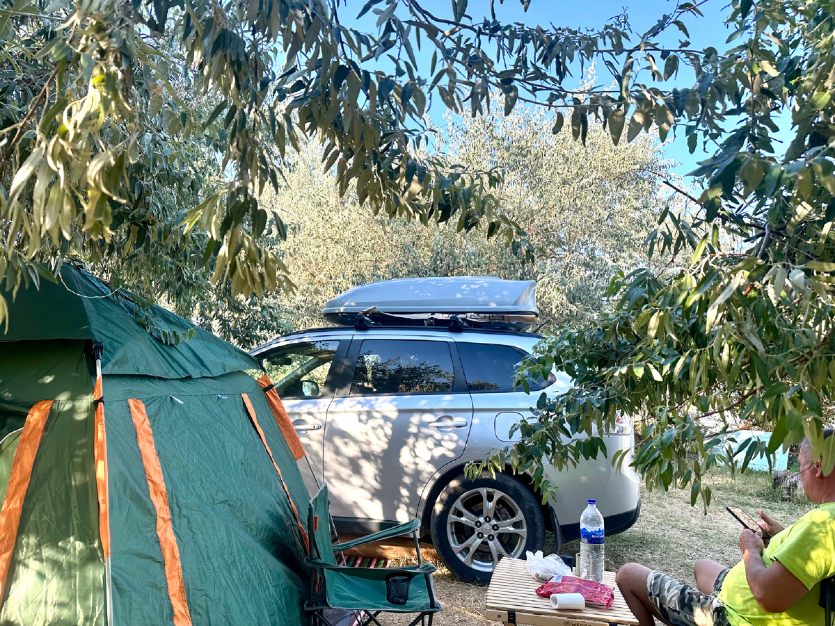 Палатка в автокемпинге - наш дом родной.