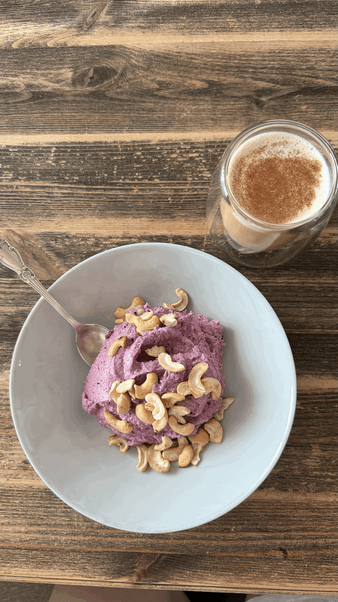 Здесь творог + банан + голубика, сверху – кешью